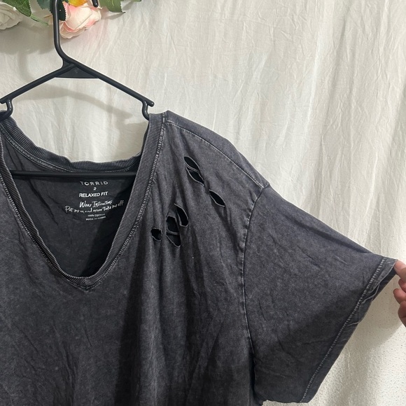 Torrid Gray V-Neck Cut Out T-Shirt - Picture 4 of 4